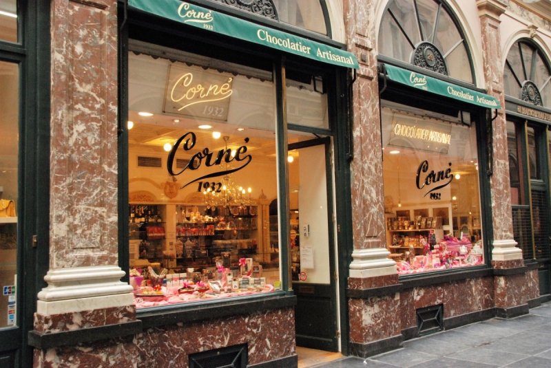 vitrine-OLLIOULES-min_chocolate_chocolaterie_shop_luxury_chic_gallery_brussels_belgium-558146