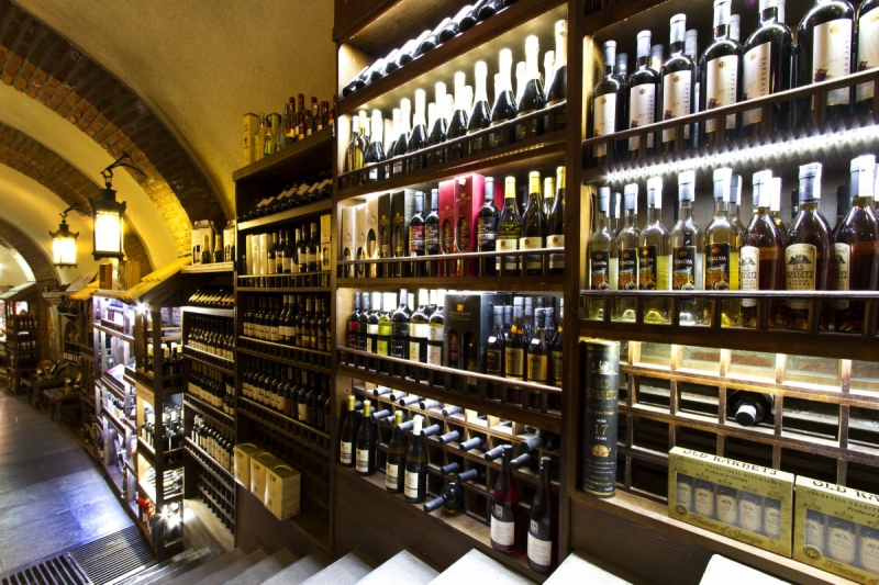 vitrine-OLLIOULES-min_world_street_travel_shop_canon_georgia_wine_bottles-429767